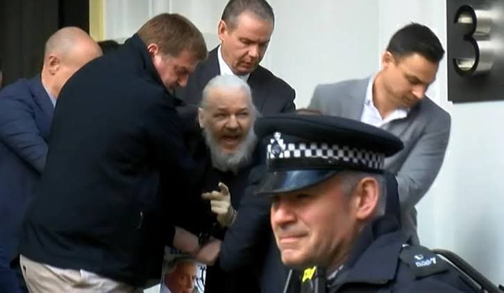 Julian Assange es condenado por violar la libertad condicional