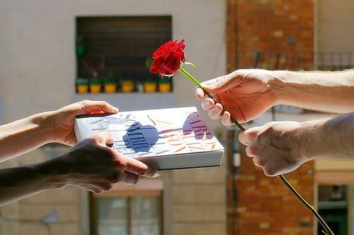 La leyenda que dio origen a la tradición de regalar libros y rosas