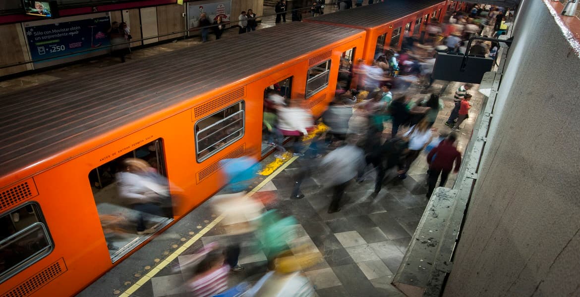 Una mujer se desvanece en el Metro, la abandonan por 26 horas y muere