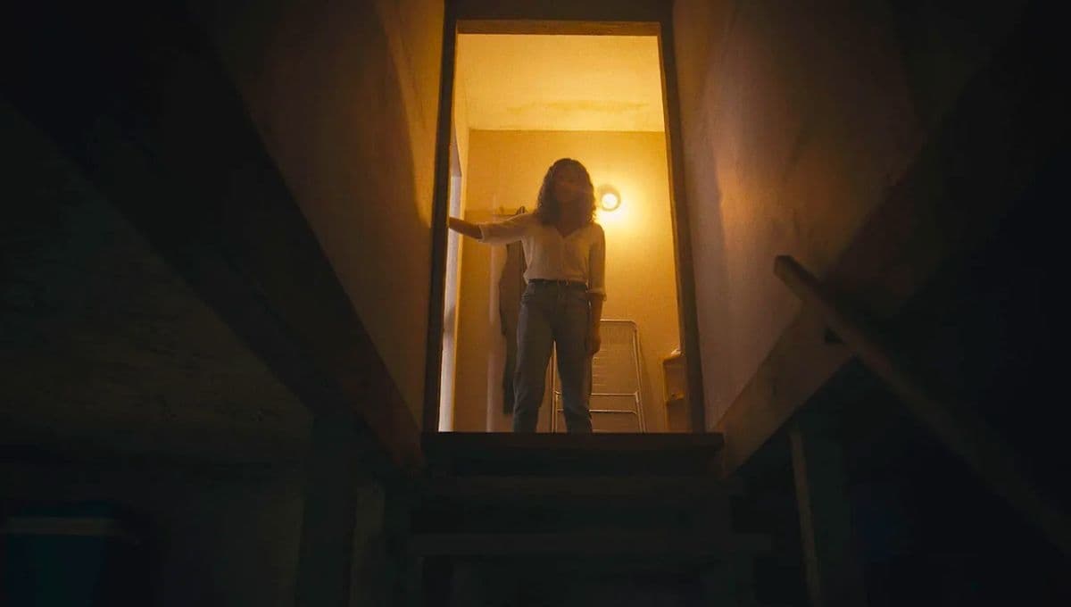 La MACABRA película que evitará vuelvas a dormir en una casa ajena