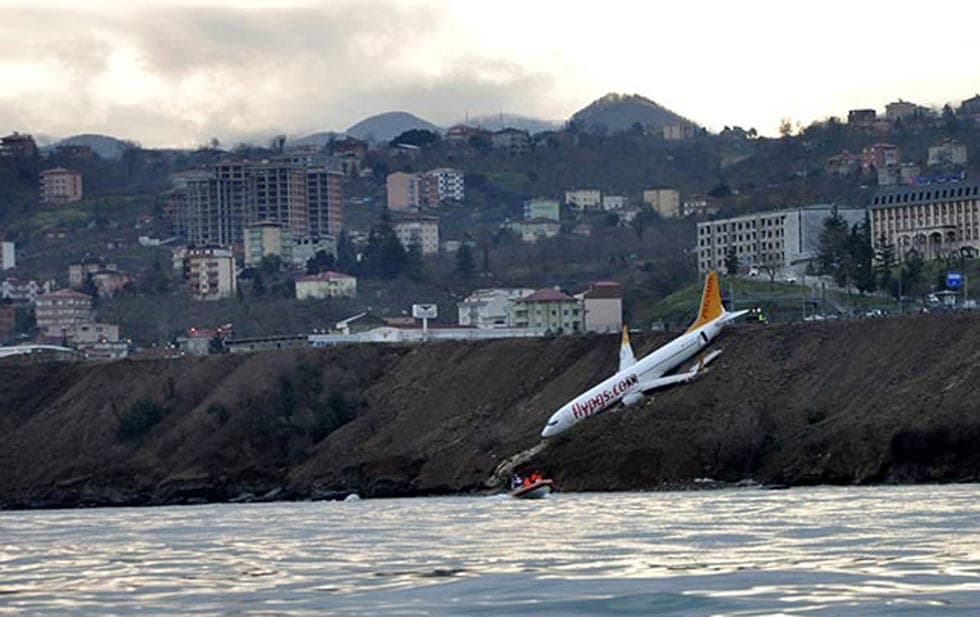 <div>Avión derrapa en pista y casi cae al Mar Negro</div>