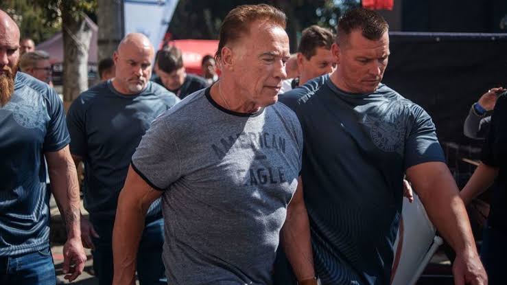 Patean a Arnold Schwarzenegger en evento de Sudáfrica
