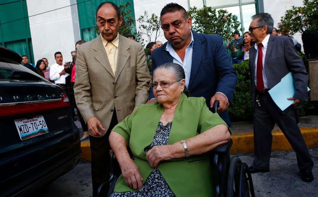 Dan visa a mamá y hermanas del Chapo para que pueda visitarlo