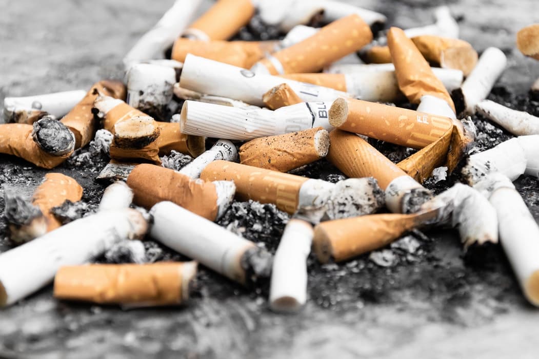 Fumar contamina más que los plásticos