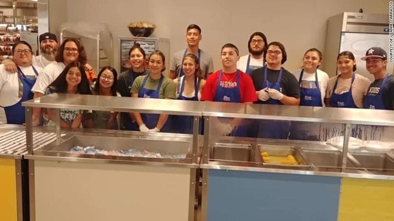 En vez de graduación, esta joven organizó una comida para gente sin hogar