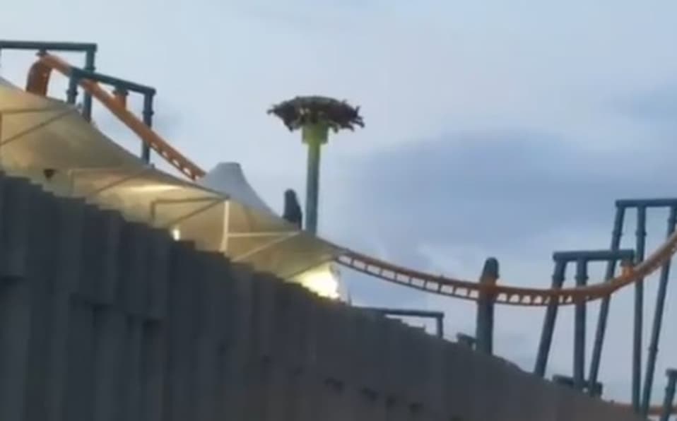Falla juego mecánico en Iztapalapa y deja a usuarios de cabeza