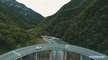 China inaugura carreta construida sin talar árboles