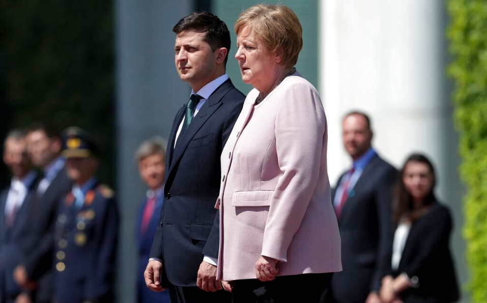 Preocupa estado de salud de Angela Merkel por temblores