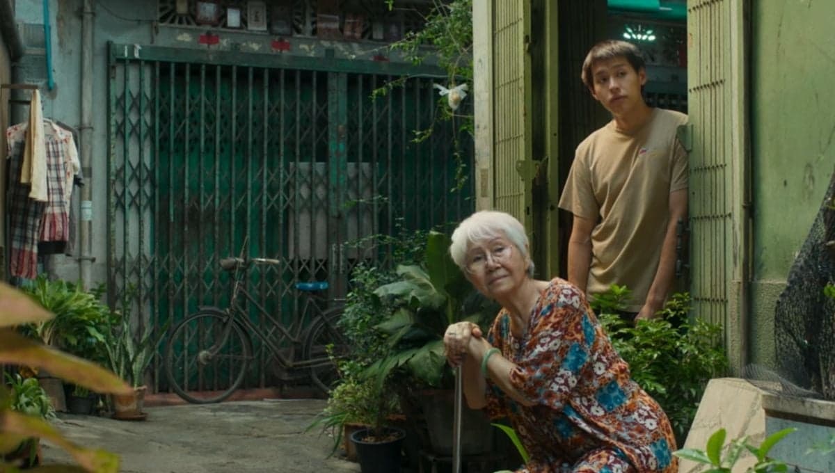 "Cómo ser millonario antes de que muera la abuela", ¿de qué trata la película que es un éxito en Netflix?