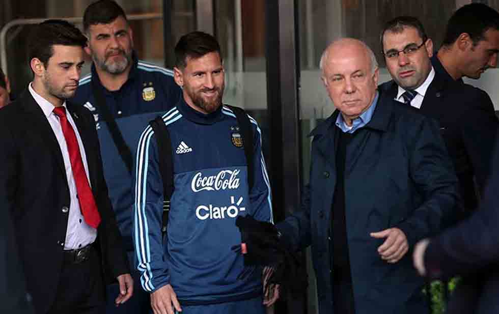 <div>Video: Corrige Messi el actuar de un guardia con un niño</div>