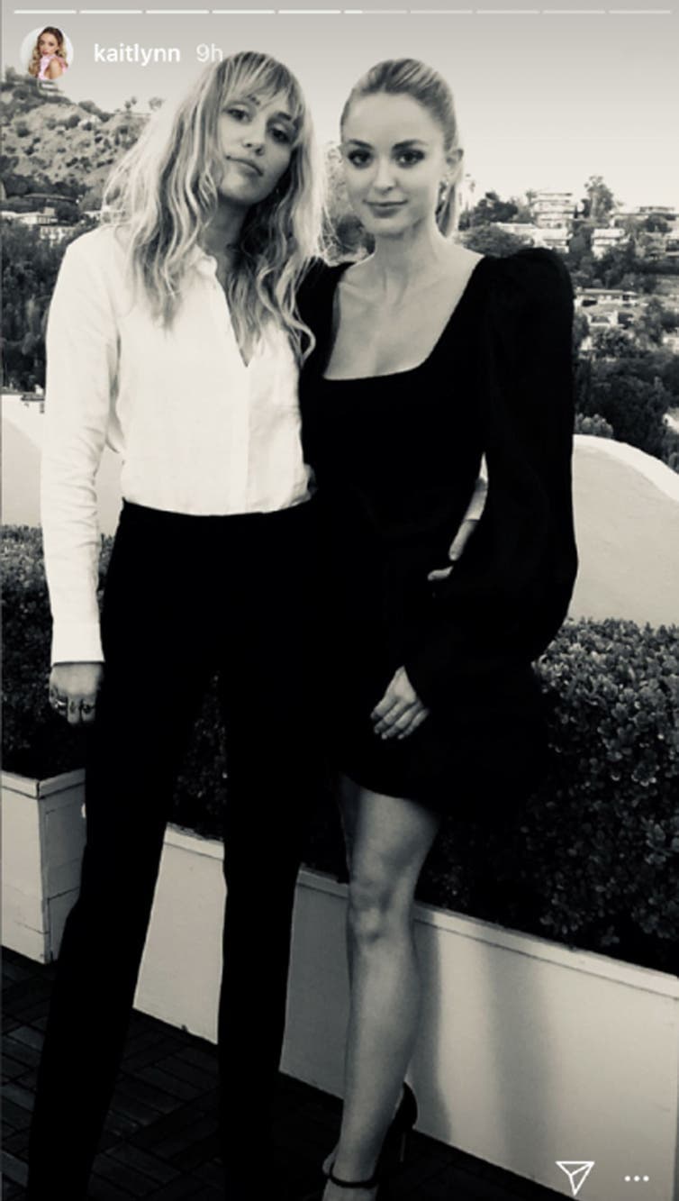 Miley Cyrus celebra el cumpleaños de Kaitlynn Carter