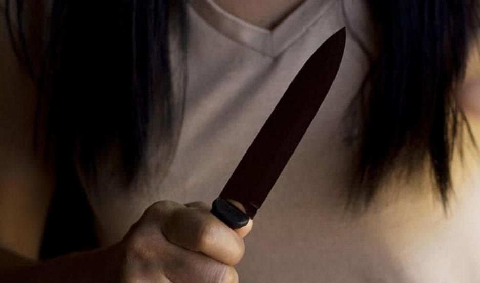 Surge #LadyCuchillos: amenaza a jóvenes con arma blanca