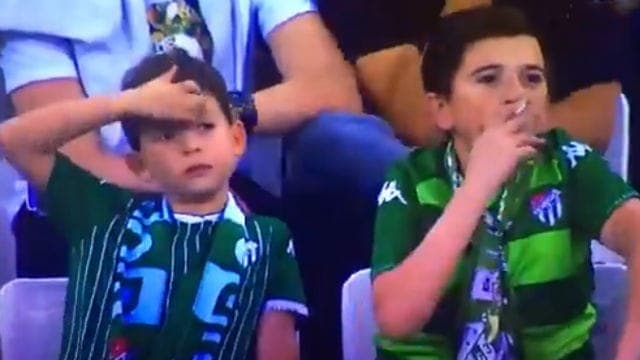 ‘Niño’ que fuma en estadio en realidad tiene 36 años