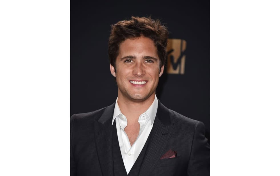 Diego Boneta se separa los dientes para interpretar a Luis Miguel