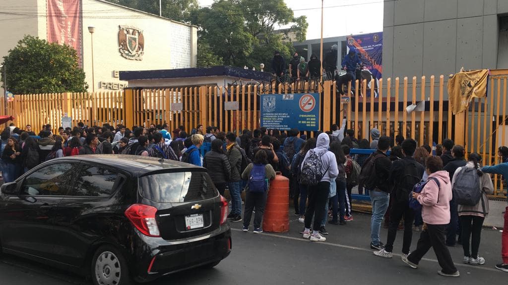 Encapuchados toman Prepa 8 ‘Miguel E. Schulz’