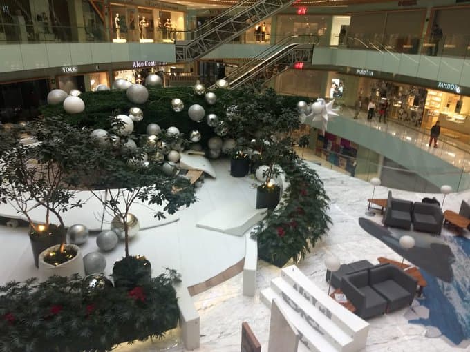 Cae árbol artificial de Navidad en Plaza Manacar; hay un herido