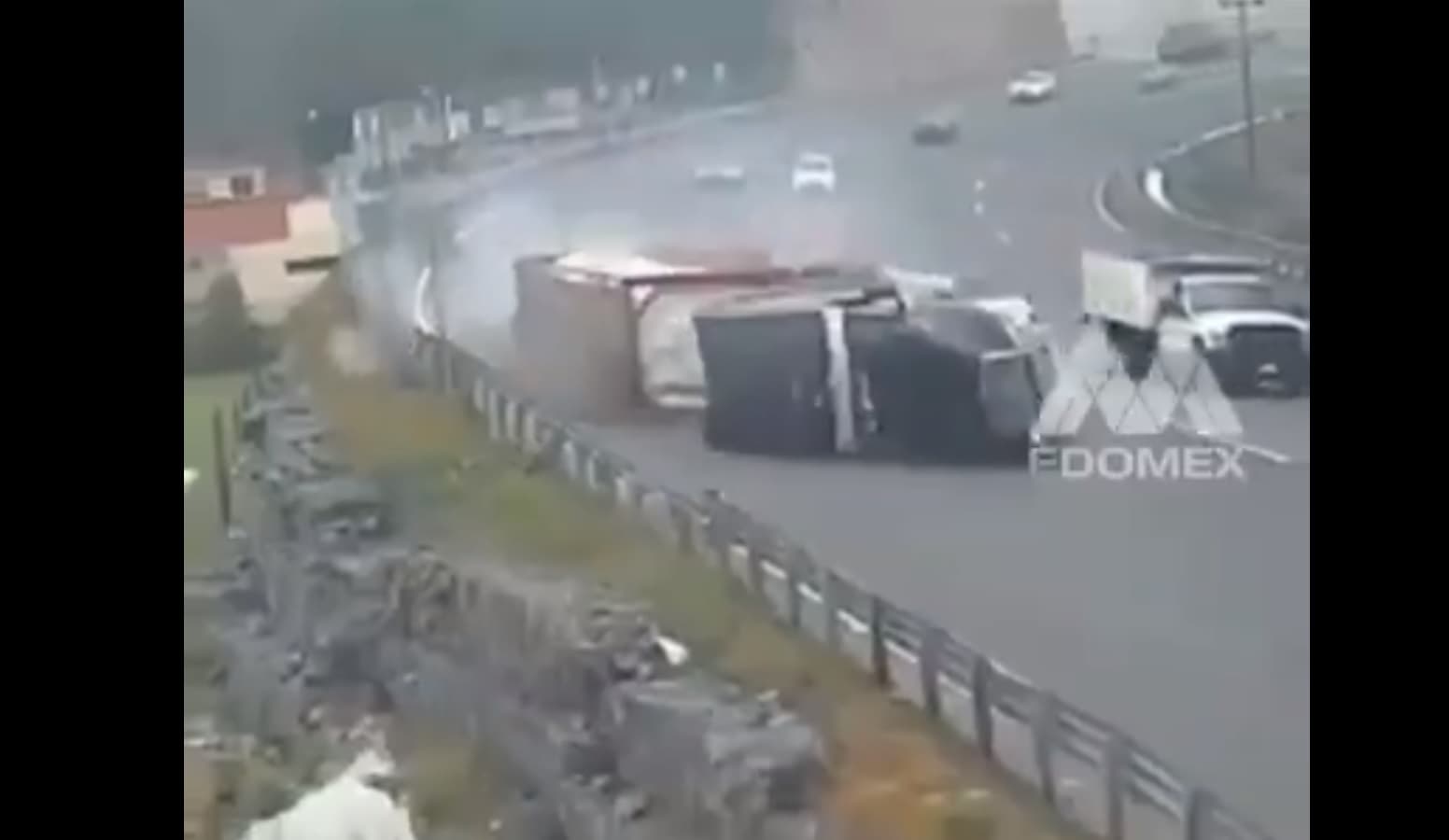 Un tráiler se volcó en la autopista México-Toluca