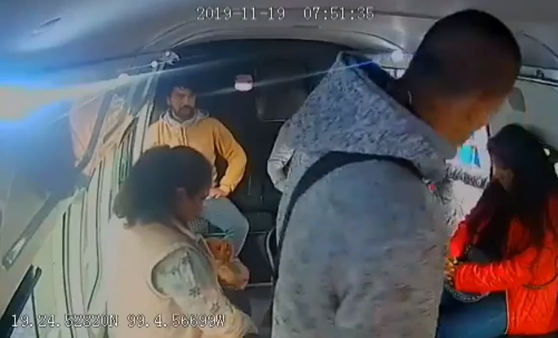 Delincuente regaña a niña cuando asaltaba una combi