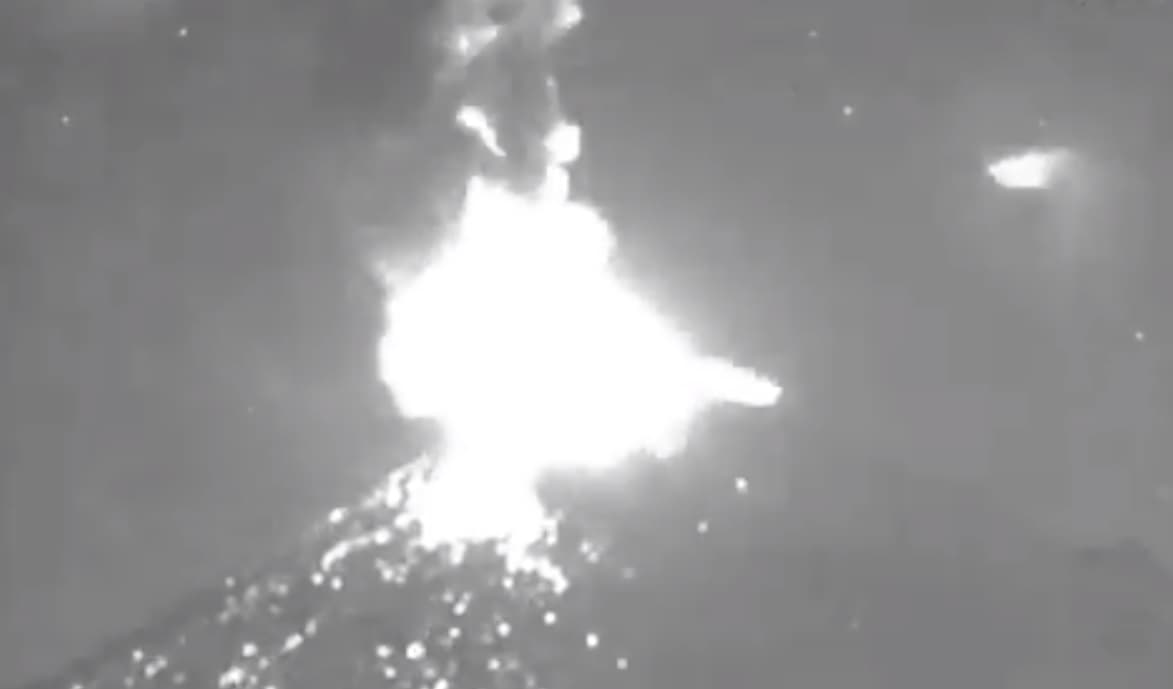 Así fue la explosión de esta madrugada en el Popocatépetl