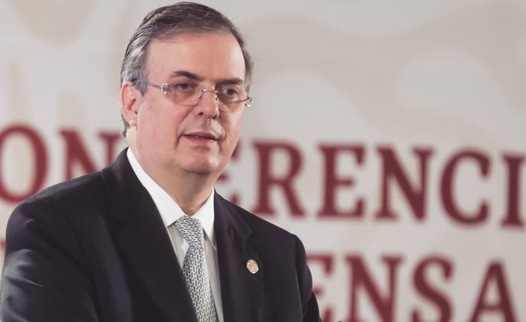 Critican a Marcelo Ebrard por la limpieza del Hemiciclo a Juárez