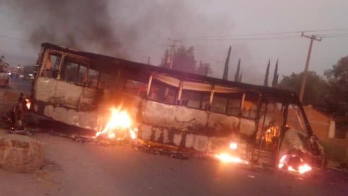 Con camiones en llamas bloquean la carretera Juventino