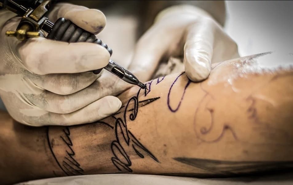 Cofepris regulará puestos de tatuajes en tianguis de la CDMX