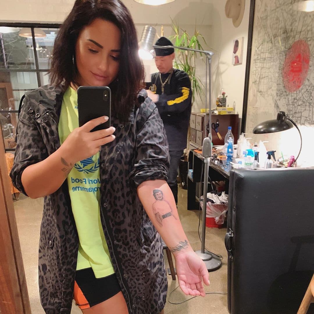 Demi Lovato presume nuevo tatuaje en la espalda