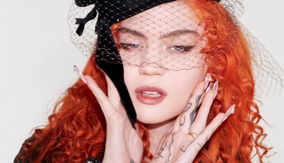 Grimes publica foto desnuda para anunciar su embarazo