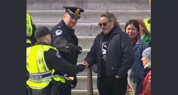 Arrestan a Joaquín Phoenix por manifestarse en Washington