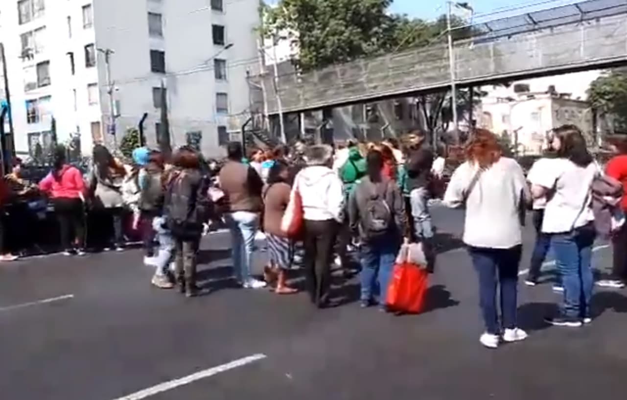 Pensionados bloquean Tlalpan para exigir pagos