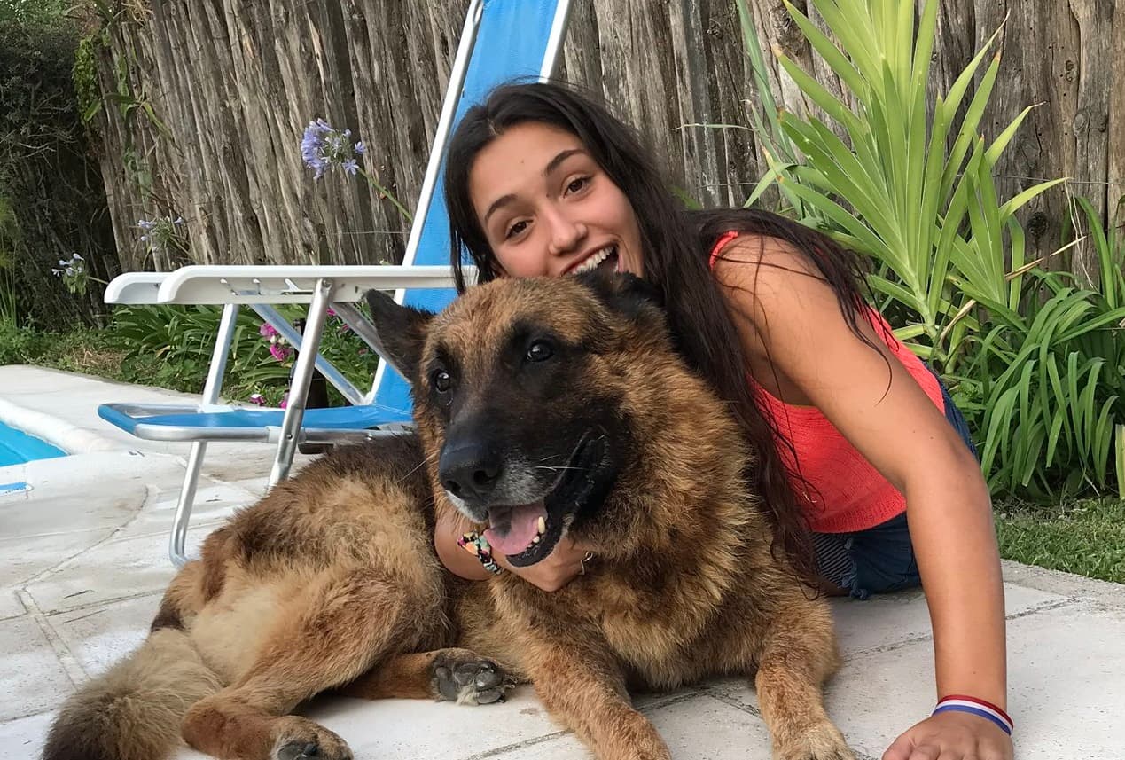 Influencer sufre mordida de perro durante sesión de fotos
