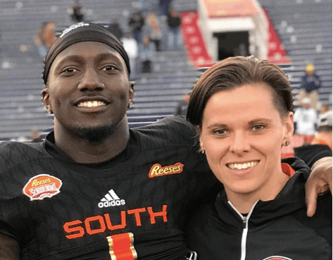 ¿Quién es Katie Sowers, la primer mujer en llegar a un Super Bowl?