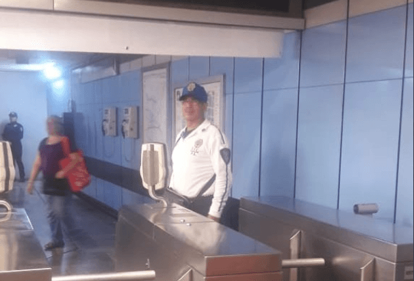 Graban a hombre cobrando "cooperación voluntaria" para entrar al Metro