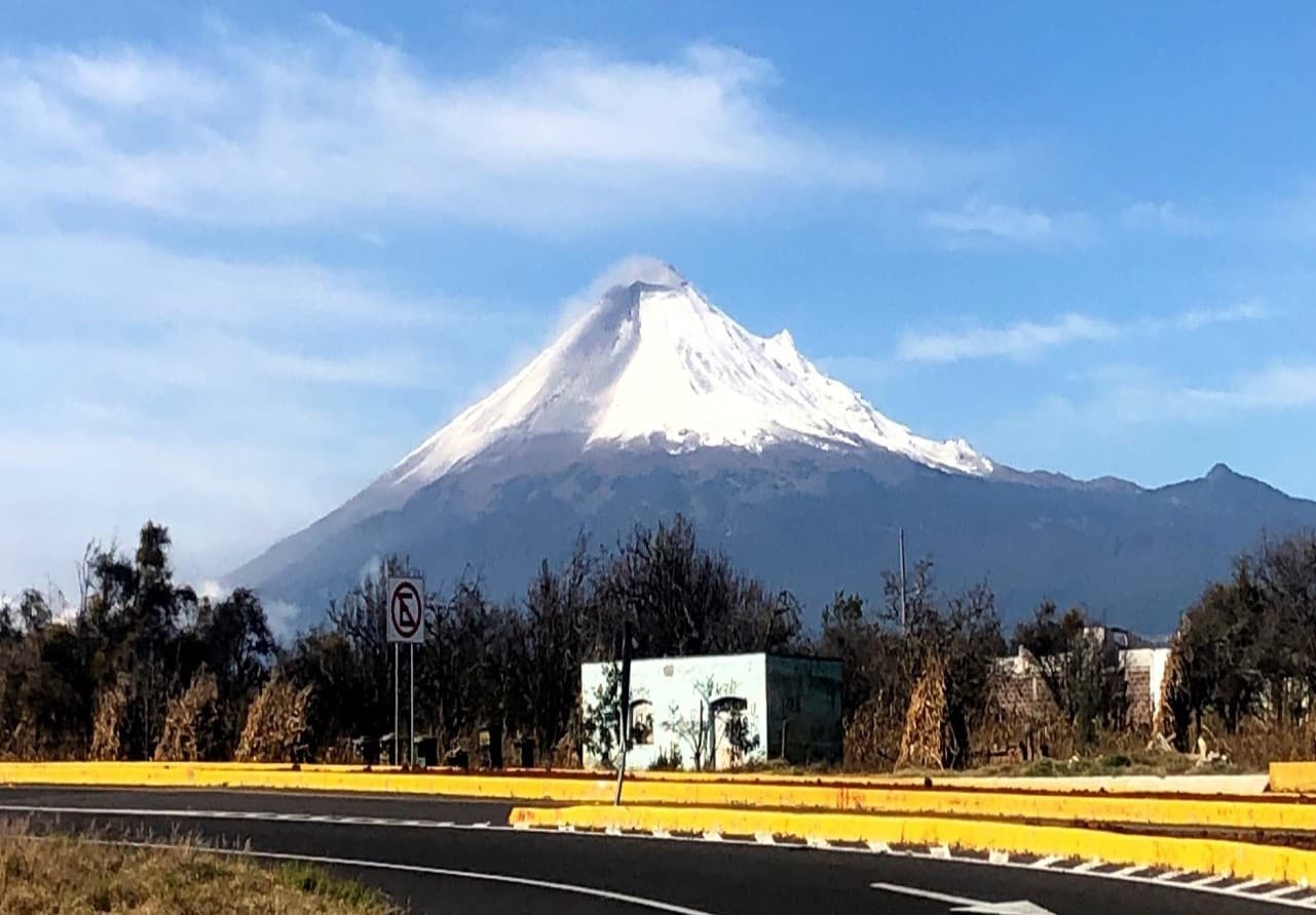 Popocatépetl se pinta de gris por ceniza y deja impresionantes vistas