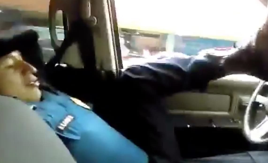 Policía ‘maneja’ con el trasero una patrulla de la CDMX