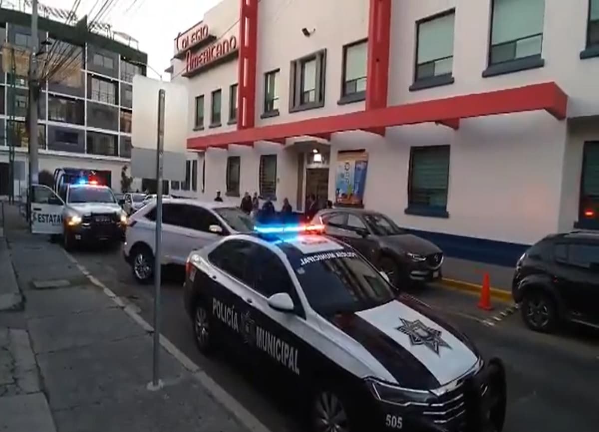 Amenaza de tiroteo en preparatoria de Puebla provoca movilizaciones
