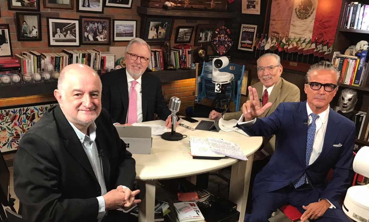 López Dóriga es criticado por hacer mesa de feminismo solo con hombres