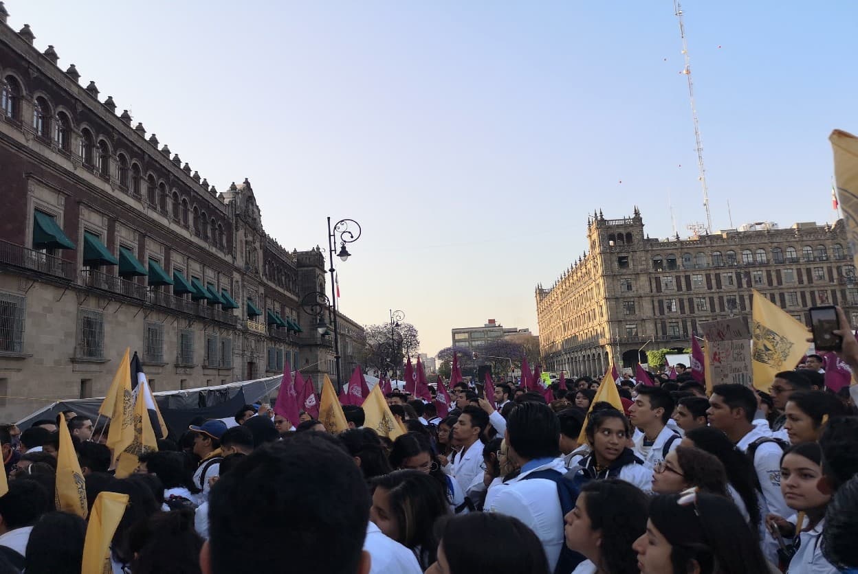 Estudiantes de medicina marchan para exigir justicia por colegas asesinados