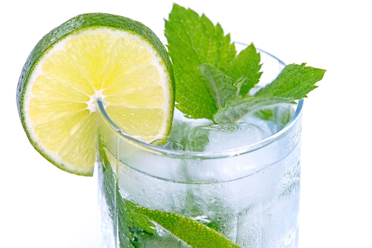 El agua con limón y el bicarbonato NO eliminan el coronavirus