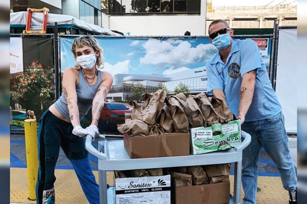 Miley Cyrus y su novio regalan tacos a doctores y enfermeras