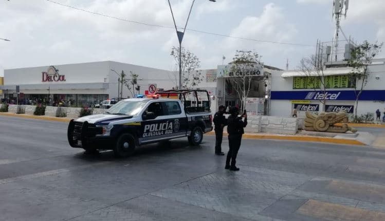 Con fuerte operativo obligan a cerrar miles de negocios en Cancún