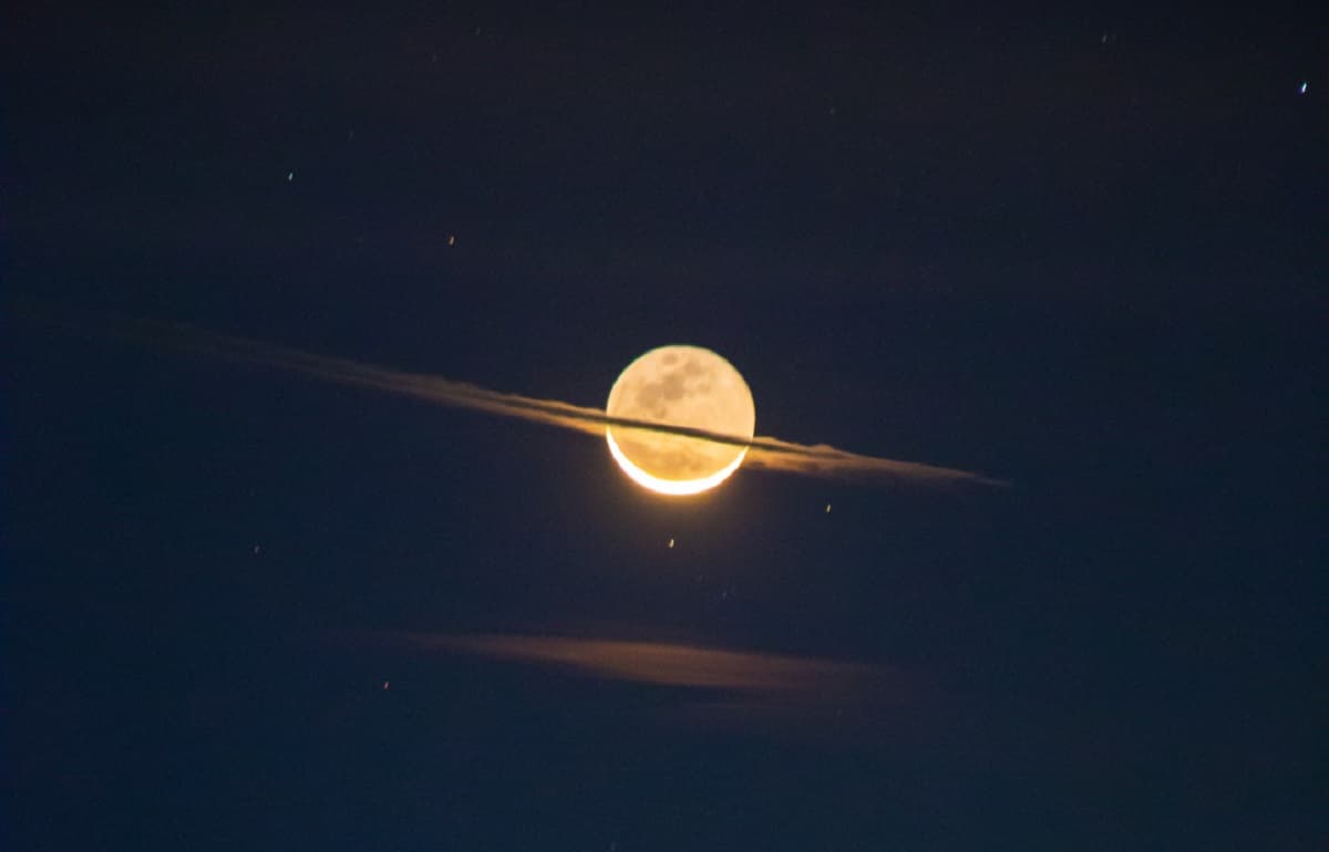 La Luna se convirtió en Saturno y quedó registrado en fotos