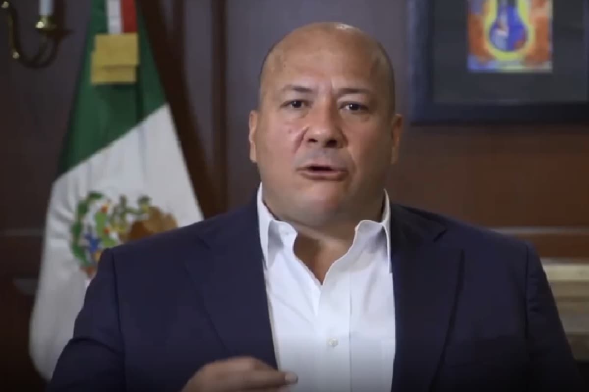 Enrique Alfaro insulta a quienes siguen saliendo a las calles