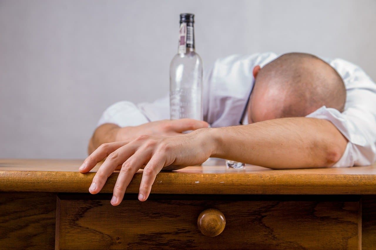Fallecen 9 personas por ingerir metanol durante Ley Seca