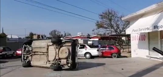 VIDEO: Taxistas vandalizan patrullas y protestan por medidas ante Covid