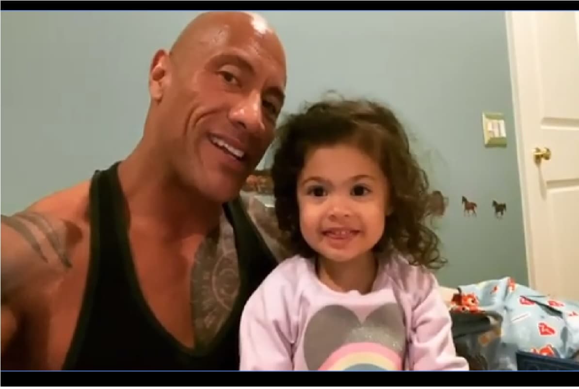 Dwayne Johnson enternece al cantarle Moana a su hija menor