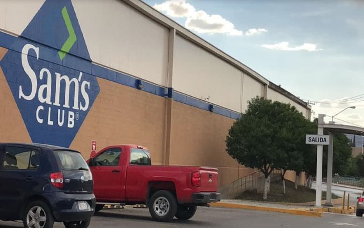 Grupo armado asalta Sam’s Club y huye con celulares