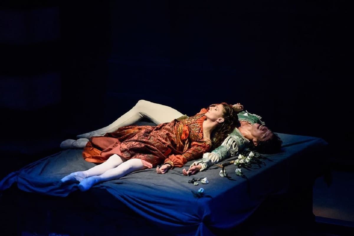 Isaac Hernández protagoniza Romeo y Julieta y así puedes verlo en vivo