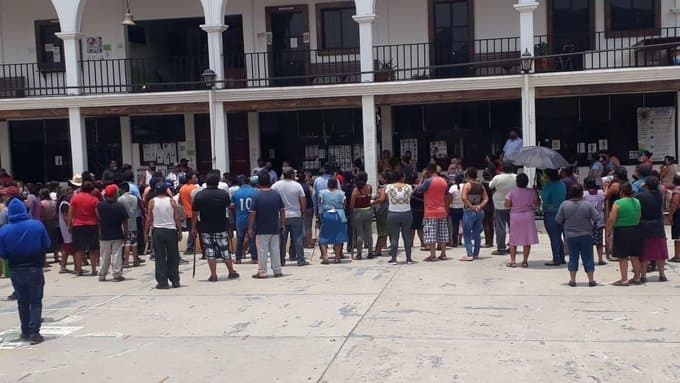 Pobladores en Oaxaca creen que fumigación sanitaria de Covid-19 es para contagiarlos