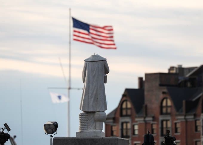 Destrozan estatua de Cristobal Colón en Boston